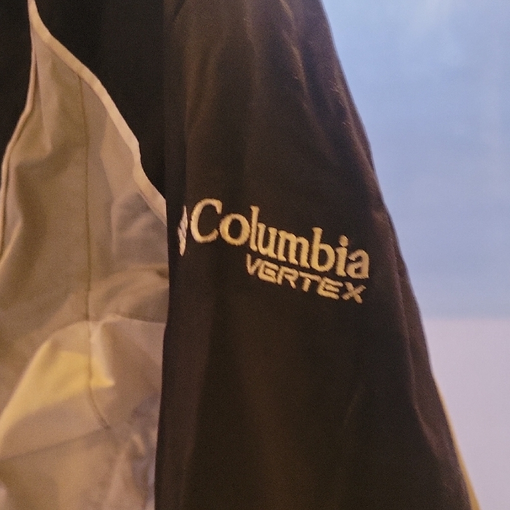 Columbia Women's Black and Cream Rain Jacket - Picture 5 of 7